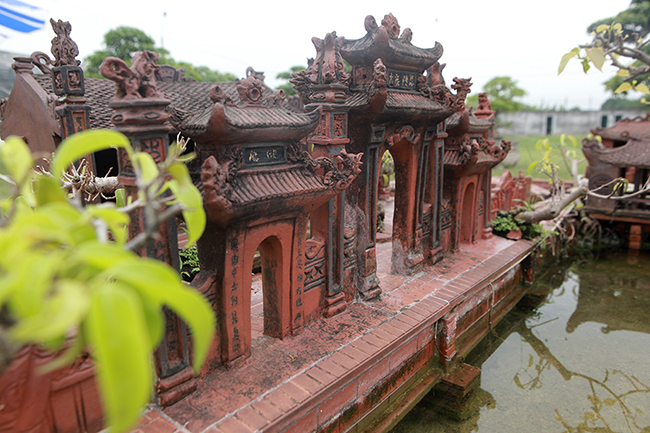 Toàn bộ tác phẩm được làm thủ công, từ&nbsp;tìm đất, nặn, nung… cuối cùng cũng cho ra lò những viên ngói, viên gạch nhỏ ưng ý.