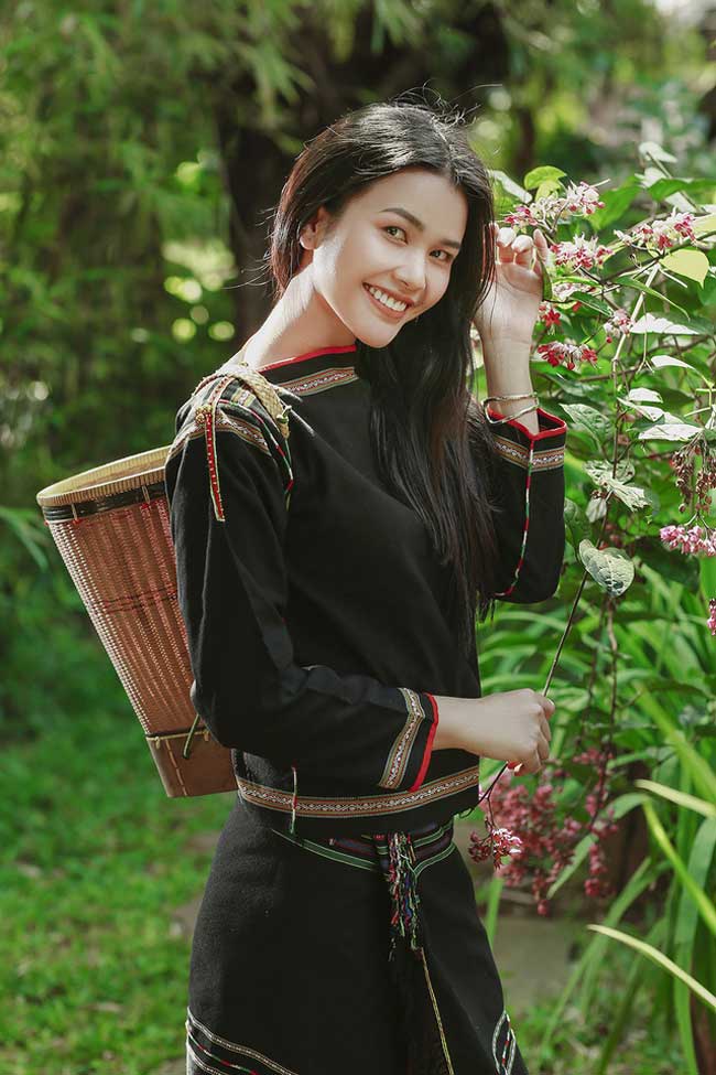 Bella H’Đơk là thí sinh&nbsp;tại Miss Universe Vietnam 2019 và&nbsp;Top 8 The Face Vietnam 2018. Cô còn được biết đến với danh xưng &#34;bạn thân của H&#39;Hen Niê&#34;. Cô sở hữu chiều cao 1,71m, số đo ba vòng 80-60-90