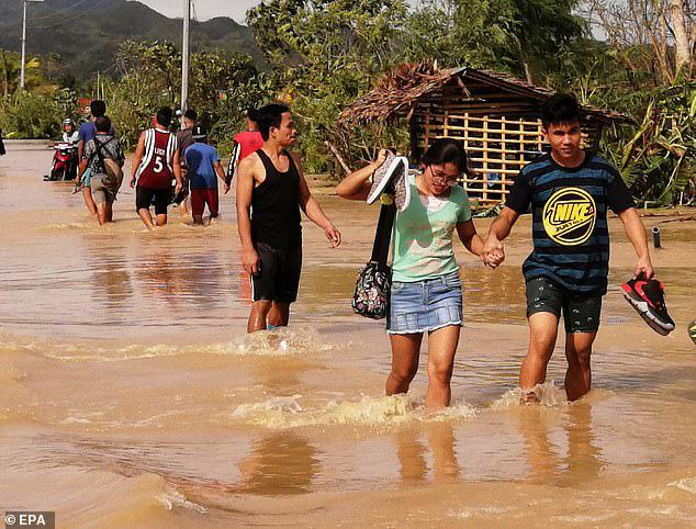 Người dân ở TP Ormoc – Philippines sơ tán vì lũ lụt. Ảnh: EPA