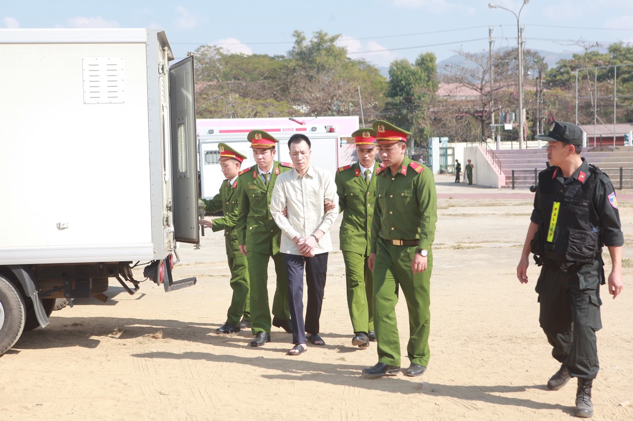 Lường Văn Hùng bước xuống khỏi xe chở phạm nhân.