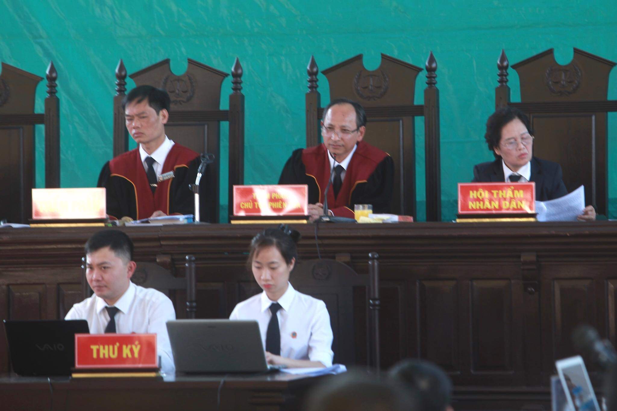 Ông Phạm Văn Nam (ngồi giữa), Chánh án TAND tỉnh Điện Biên đảm nhiệm Thẩm phán, Chủ toạ phiên toà.