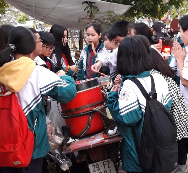 Món khoái khẩu của nhiều học sinh là xúc xích, thịt xiên.