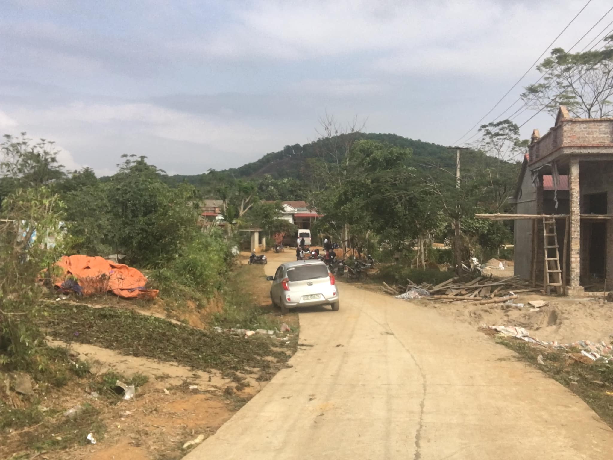 Tiếp đến, gặp ông Lường Văn Hoà&nbsp;(SN 1966) đang đi ngoài đường, Chín vung dao chém ông Hoàng bị thương.