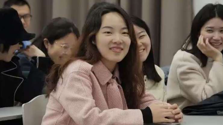 Một học viên nữ tham gia&nbsp;lớp học về tình cảm của giáo sư Li Chen (Ảnh: Sky News)