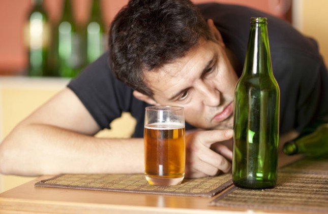Người bị gan nhiễm mỡ uống bia rượu sẽ làm tăng áp lực lên gan dễ dẫn đến xơ gan, ung thư gan.