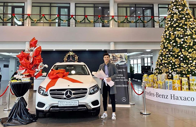 Thủ môn Bùi Tiến Dũng nhận bàn giao Mercedes-Benz GLC 250 giá gần 2 tỷ đồng - 1