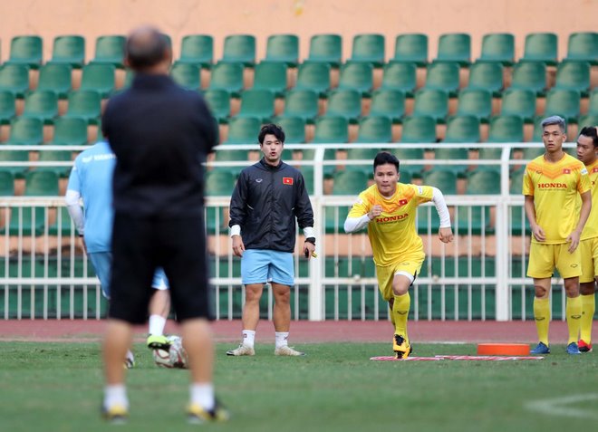 HLV Park Hang Seo đứng quan sát các học trò tích cực tập luyện chuẩn bị cho vòng chung kết U23 châu Á 2020.