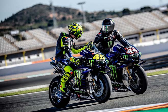 Rossi ‘diễu hành’ cùng Hamilton trên chiếc Yamaha YZR-M1