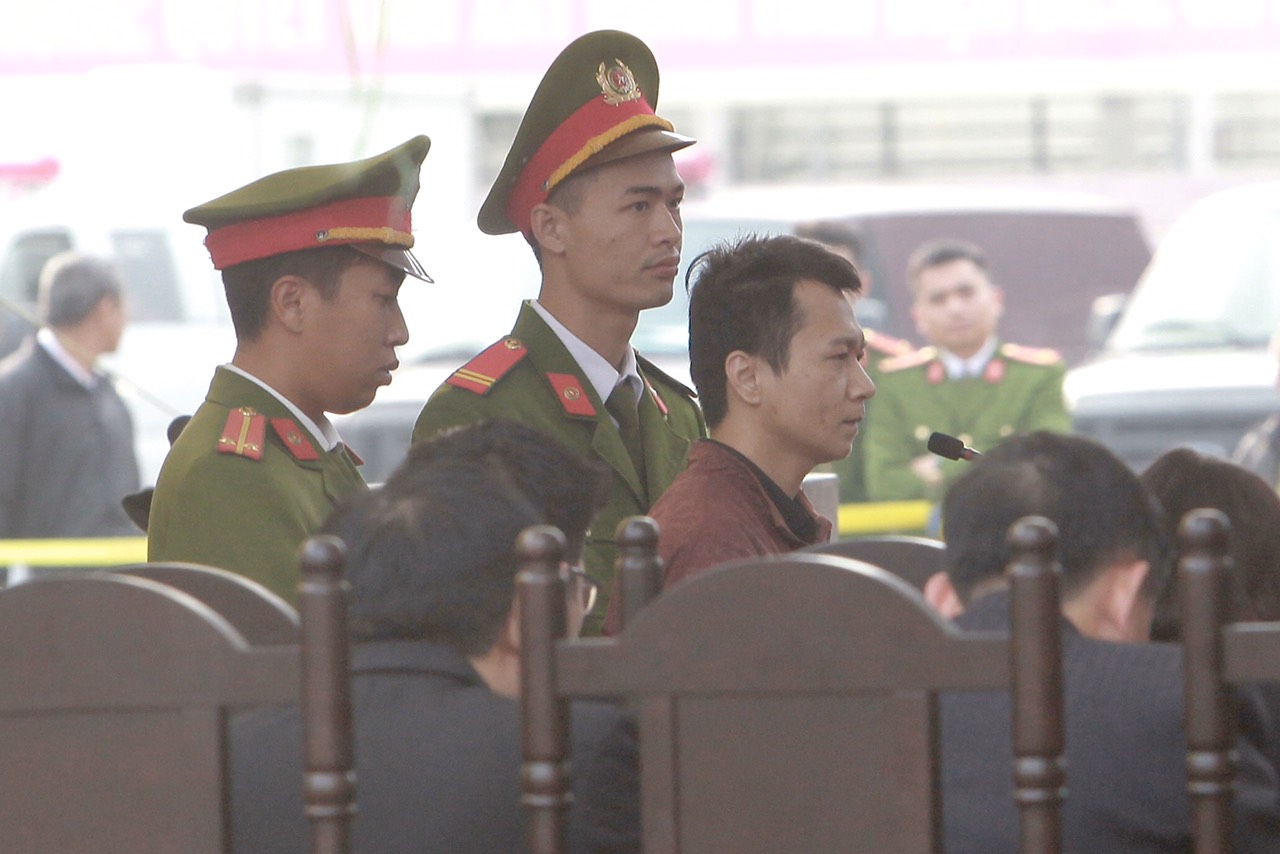 Vương Văn Hùng, bị cáo chưa được tuyên lên khai trong ngày xét xử đầu tiên (26/12)