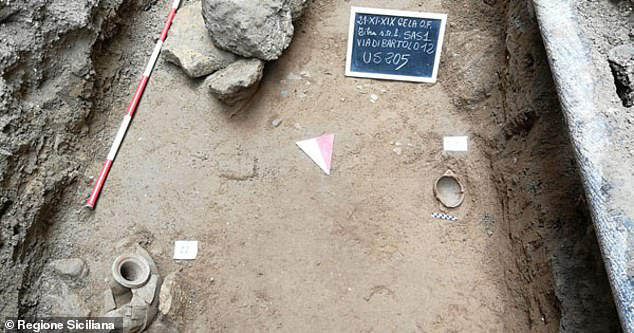 Một phần của khu mộ cổ vừa được phát hiện - ảnh do chính quyền Sicily cung cấp