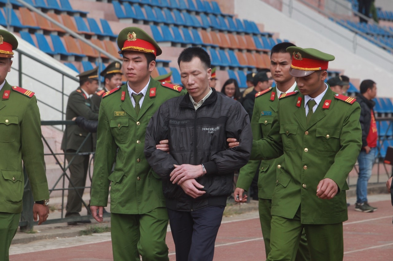 Lường Văn Hùng tỏ ra chán nản khi bị đề nghị án tử với 3 tội danh Bắt cóc nhằm chiếm đoạt tài sản, Hiếp dâm và Giết người