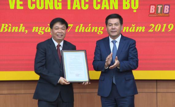Ông Nguyễn Quang Hưng (trái), tân Phó Chủ tịch UBND tỉnh Thái Bình (ảnh Báo Thái Bình).