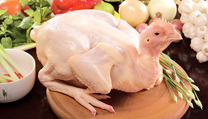Khi lựa chọn gà mổ sẵn nên lưu ý, chọn gà có thân hình nhỏ gọn, ức đẹp, da vàng tự nhiên.