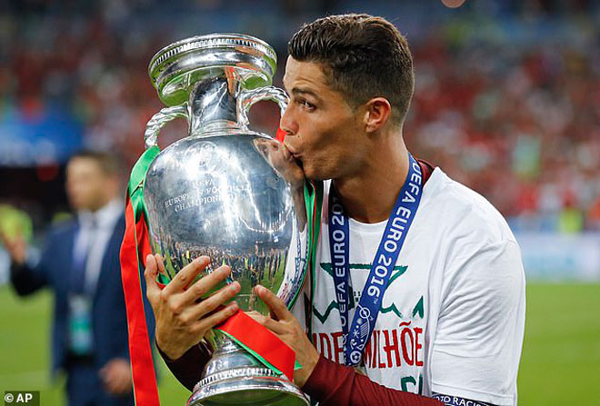 Ronaldo cùng ĐT Bồ Đào Nha vô địch EURO 2016