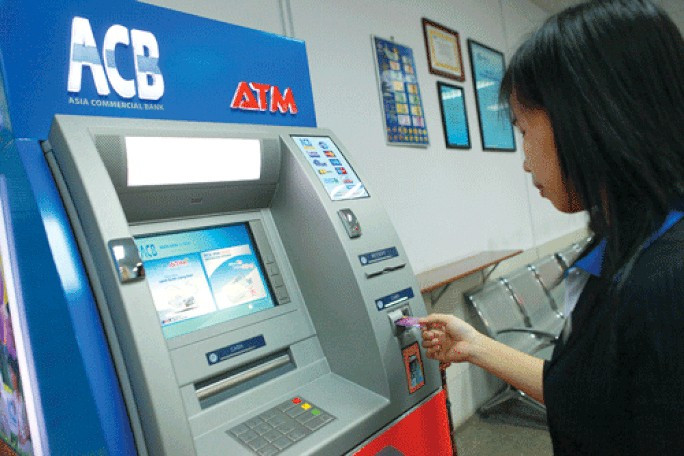 Dù cả huyện Sơn Tây (Quảng Ngãi) không có trụ ATM hay phòng giao dịch nhưng hơn 1400 cán bộ, nhân viên bị buộc phải nhận lương qua thẻ ATM. Ảnh minh họa
