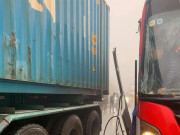 Tin tức trong ngày - Công an Vân Hồ nói về vụ xe container &quot;dìu&quot; xe khách đổ đèo mất phanh ở Sơn La