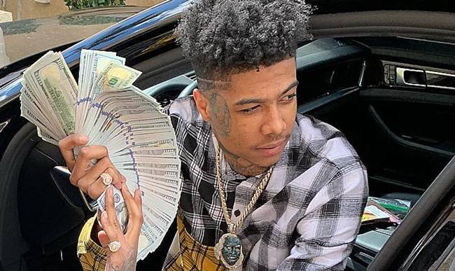 Rapper Blueface, sống ở Mỹ là người giàu có nổi tiếng. Mới đây, anh chàng này khiến nhiều người choáng với hành động tung tiền bay tứ tung.