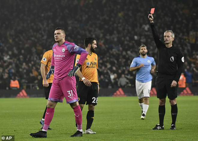 Man City nhận "gáo nước lạnh" khi Ederson bị truất quyền thi đấu ngay phút 12