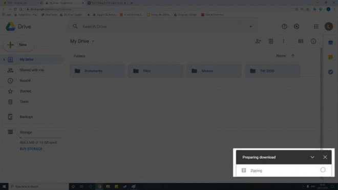 Sau khi download, Google sẽ nén các tập tin của bạn lại để chuẩn bị tải xuống. Lúc này, phía bên phải góc dưới màn hình sẽ hiện ra khung theo dõi quá trình nén các tập tin của bạn.