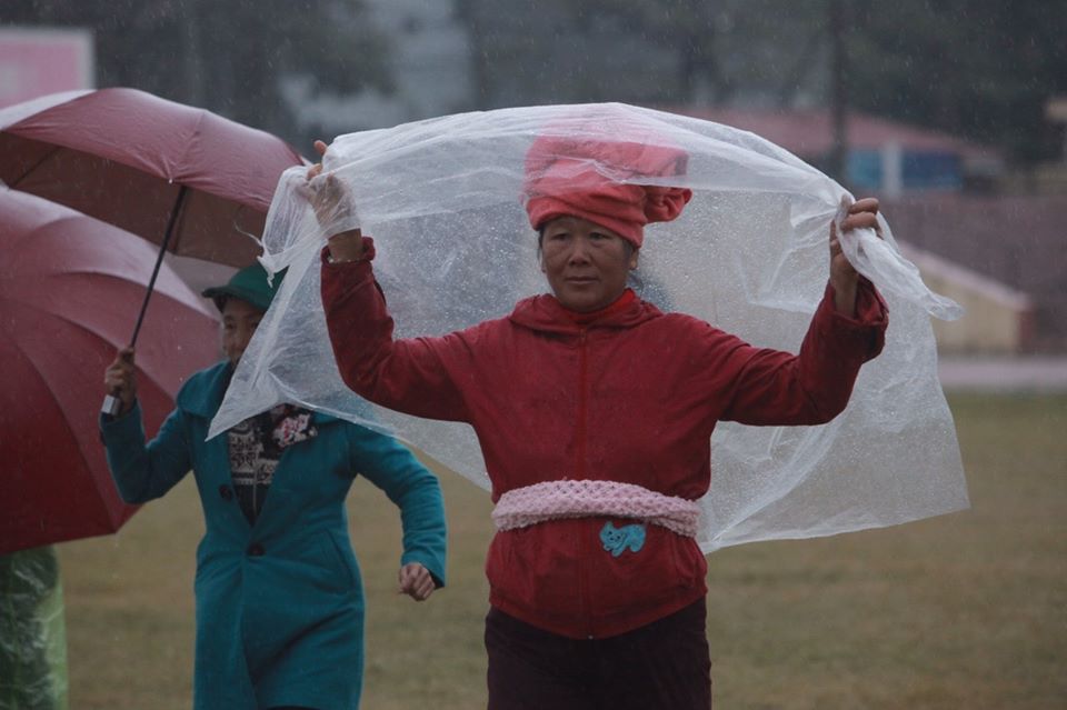 Người dân đội mưa đến xem toà tuyên án 9 "ác quỷ"