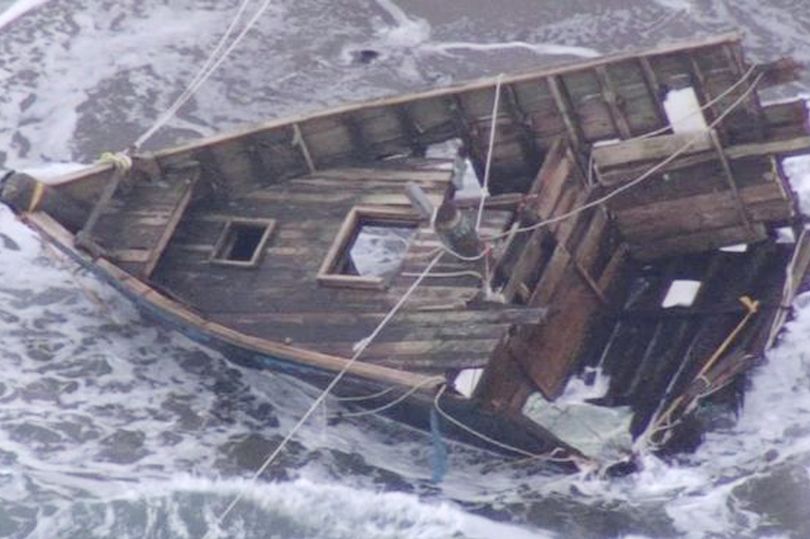 Cảnh sát Nhật phát hiện tàu gỗ bên trong có 5 bộ xương và 2 thi thể không nguyên vẹn.
