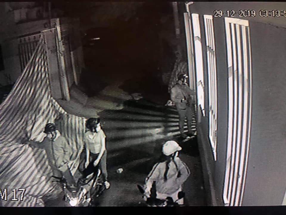 &nbsp; Camera ghi lại hình ảnh 2 nam, 2 nữ trong nhóm trộm xe