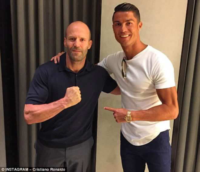 Ronaldo chụp ảnh cùng diễn viên siêu sao phim hành động Jason Statham