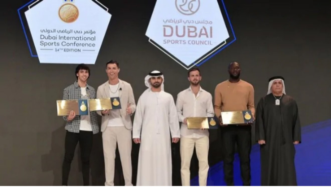 Cristiano Ronaldo vừa có mặt ở Dubai dự Gala giải thưởng "Bóng đá toàn cầu 2019" cùng Joao Felix, Miralem Pjanic và cả Romelu Lukaku