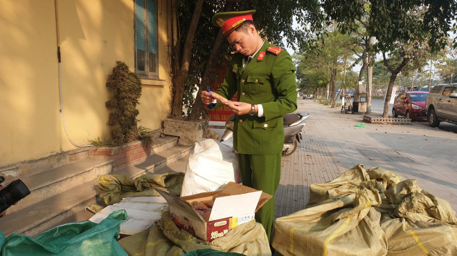 Trong đó có 440kg là thịt ngỗng xông khói cấp đông và hơn 600kg bánh kẹo có nhãn Trung Quốc. Giá trị tổng lô hàng khoảng 50 triệu đồng.