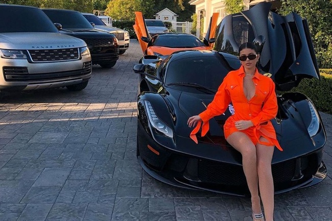 Kylie Jenner sở hữu bộ sưu tập xe hơi đồ sộ, có tổng trị giá lên đến hàng triệu USD. Ngoài ra, cô cũng chi nhiều tiền cho bất động sản khi nắm giữ nhiều biệt thự ở thành phố Los Angeles (California, Mỹ).