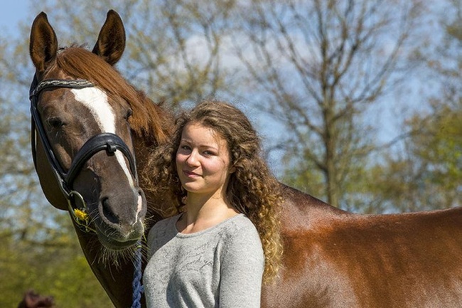 Alexandra Andresen, 23 tuổi, là một người vô cùng yêu thích môn cưỡi ngựa và sở hữu ít nhất 4 con. Cô cũng thường xuyên nhận được tài trợ từ các hãng thể thao đua ngựa nổi tiếng.