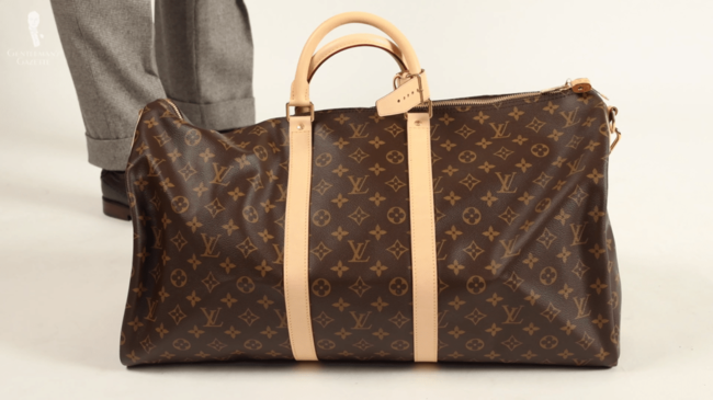 Một chiếc túi từ bộ sưu tập của cô, chiếc túi Louis Vuitton được cô mua phục vụ kỳ nghỉ đông có giá 1.870 USD (khoảng 43 triệu đồng).