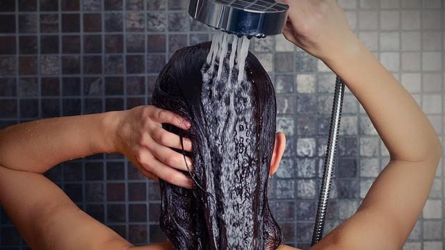 Khi uống rượu bia xong bạn tuyệt đối không nên tắm dù là tắm nước nóng hay nước lạnh. Ảnh minh họa: Internet