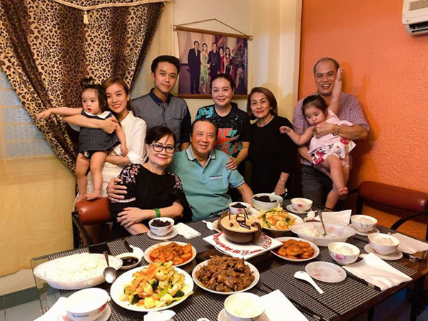 Bảo Ngọc (áo trắng, bên trái) trong bức ảnh chụp cùng gia đình