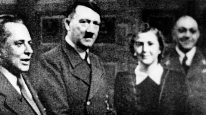 Bức ảnh chụp Hitler và vợ Eva Braun, đằng xa bên phải là Morell.