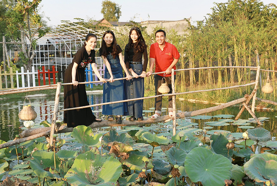 Dạ Thảo và các con khá thích thú với các tiểu cảnh tại phim trường.&nbsp;