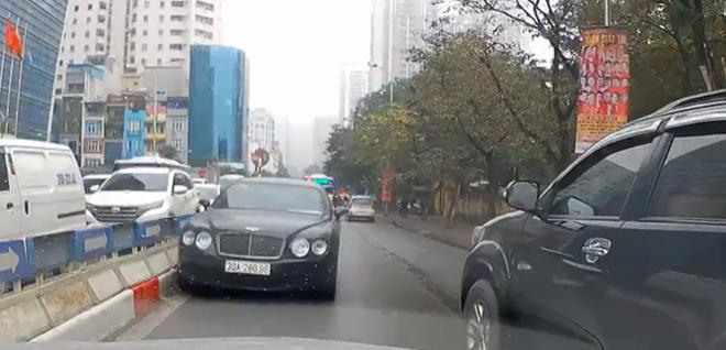 Hình ảnh siêu xe Bentley chạy ngược chiều trên đoạn đường Nguyễn Tuân - Lê Văn Lương được camera ghi lại