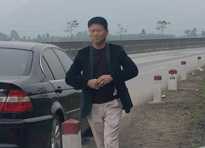 Đối tượng Nguyễn Văn Báu xuống xe để xuất trình giấy tờ