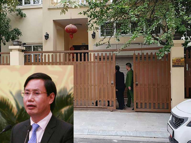 Chiều 28-12, công an thực hiện việc khám xét nhà bị can Nguyễn Văn Tứ (ảnh nhỏ), cựu giám đốc Sở KH&amp;ĐT TP Hà Nội. Ảnh: TP