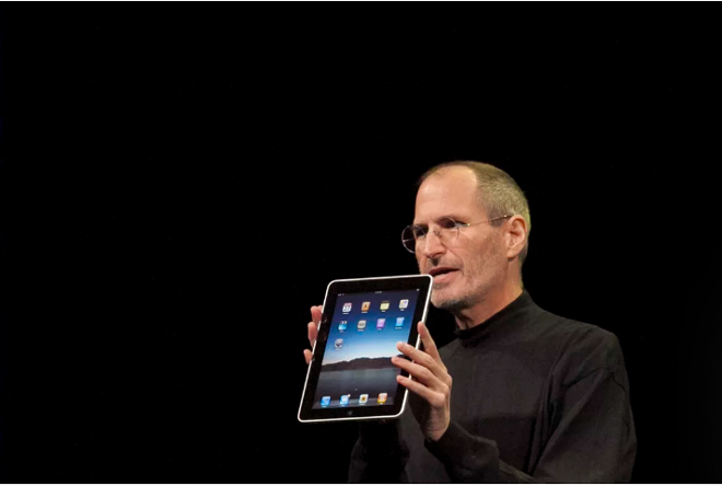 Steve Jobs và chiếc máy tính bảng đầu tiên năm 2011.