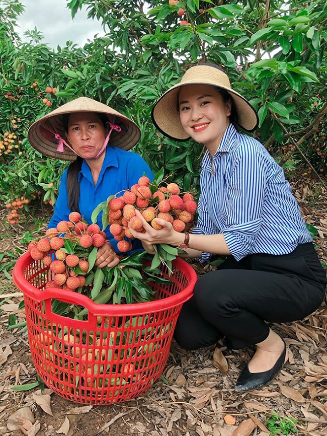 Trong các chương trình, cô thay đổi phong cách sang hình ảnh gần gũi, giản dị nhưng không kém phần năng động trẻ trung để phù hợp với phần đông khán giả là nông dân.