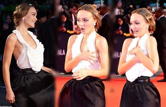 Lily-Rose Depp&nbsp;diện đầm đen trắng&nbsp;trễ nải&nbsp;dự buổi chiếu ra mắt phim The King, thuộc Liên hoan phim London. Cô phải dùng tay chắn váy vì khoảng hở khó kiểm soát.