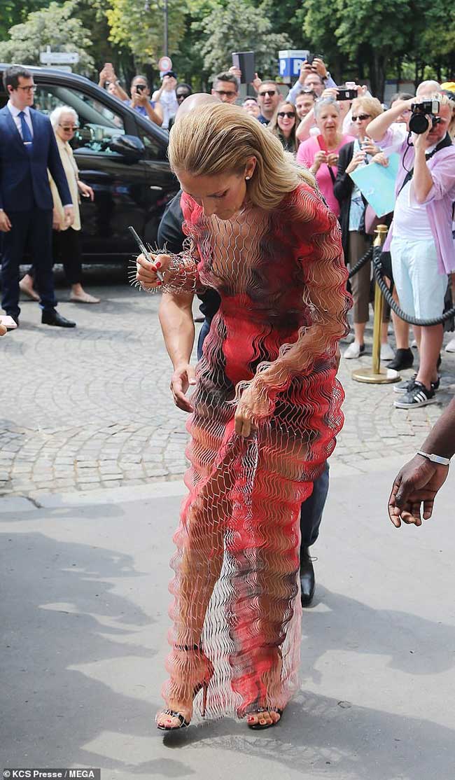 Diva Celine Dion gặp sự cố vì bộ đầm Haute Couture lùng nhùng.