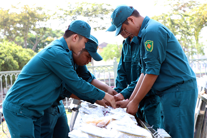 Công tác chuẩn bị được làm tỉ mỉ để những quả pháo bay lên bầu trời Sài Gòn trong thời khắc chào đón năm mới 2020 đẹp và lung linh nhất.