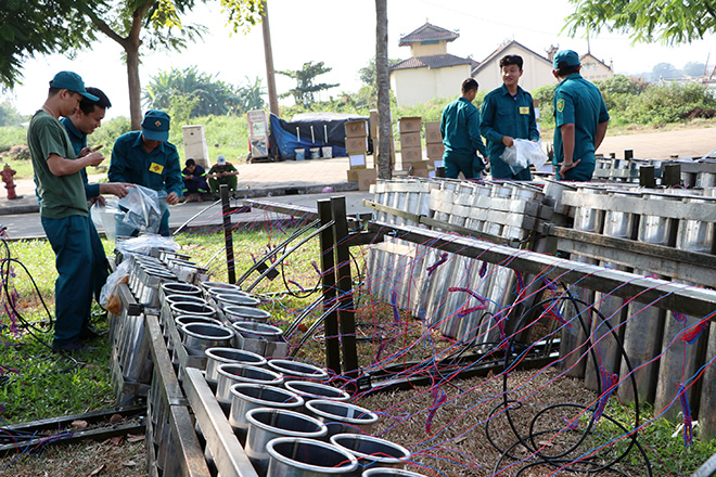 Trận địa pháo hoa tại nóc hầm vượt sông Sài Gòn