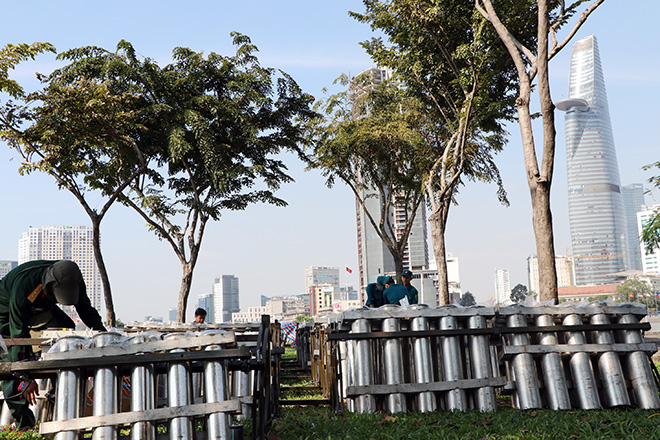 Việc cho bắn pháo hoa tầm cao tại bờ sông quận 2 và quận Bình Thạnh sẽ tạo thành một dải liên kết ánh sáng khi pháo từ hai điểm được bắn lên đồng loạt một lúc.