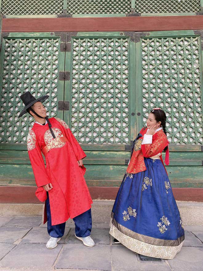 Bùi Tiến Dũng mặc đồ hanbok cùng vợ check-in tại Hàn Quốc.