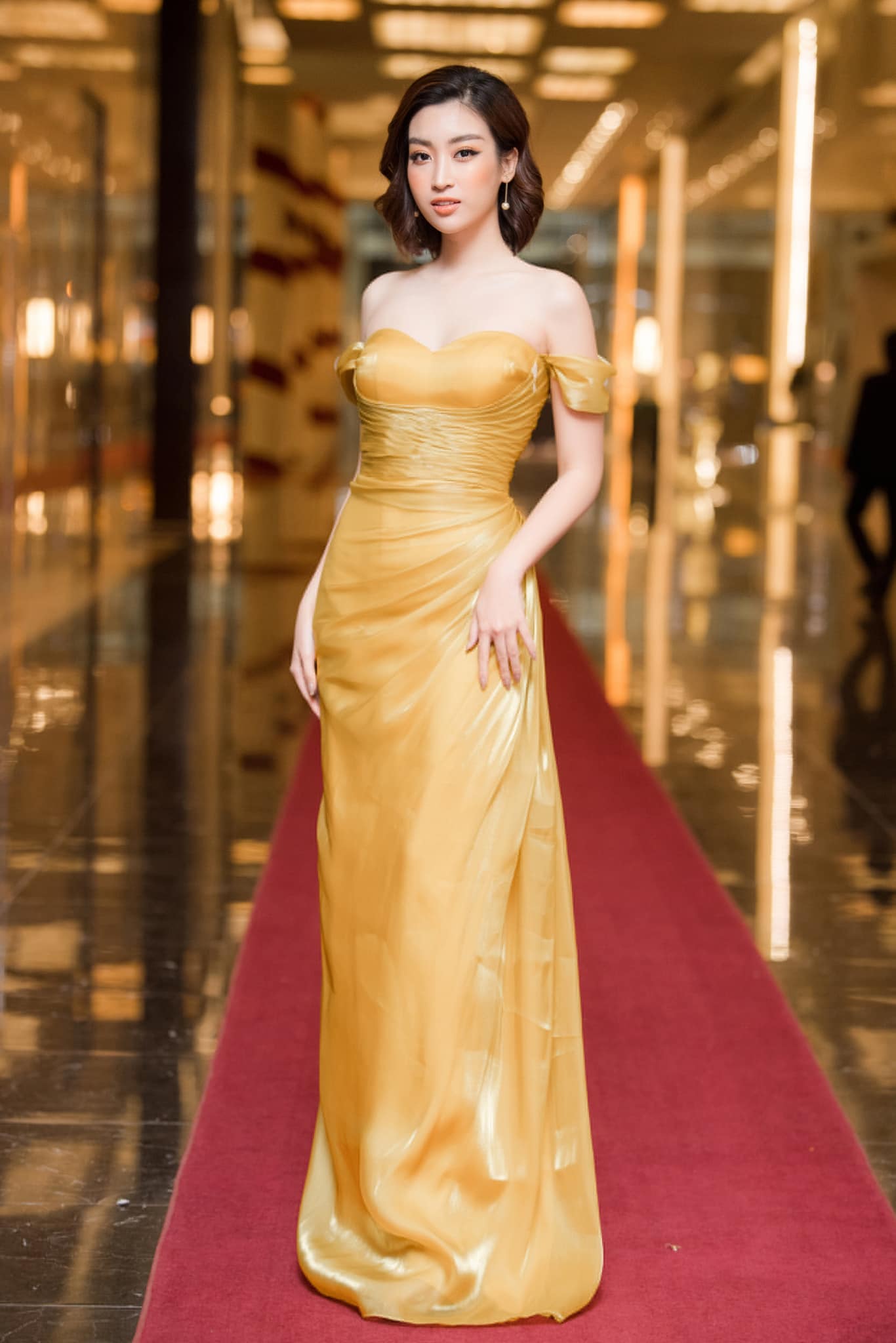 Hoa hậu Đỗ Mỹ Linh xuất hiện trong bộ váy cúp ngực&nbsp;tại sự kiện gần đây.