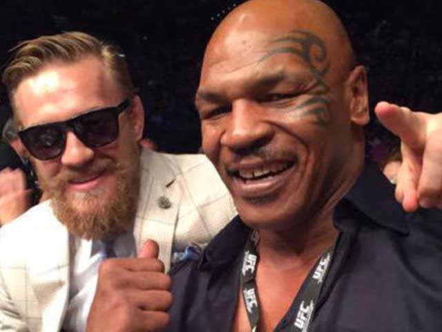 Tyson (phải)&nbsp;đầy sức mạnh ở những pha ra đòn knock-out