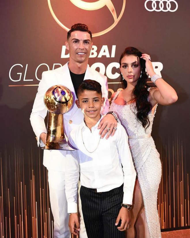 Ronaldo bên con trai cả và bạn gái nhận giải thưởng "Cầu thủ xuất sắc nhất năm 2019" ở Dubai